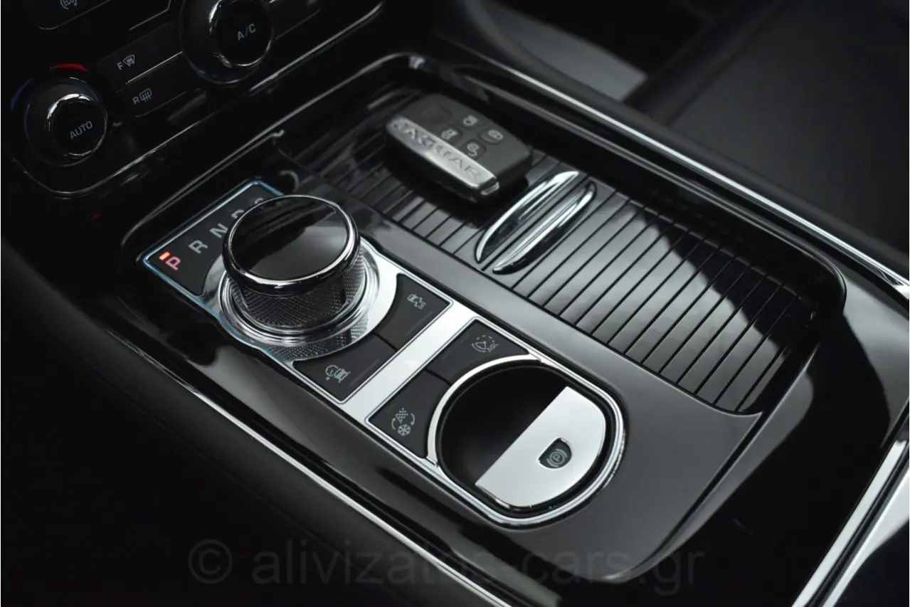 Jaguar XJ - View 3