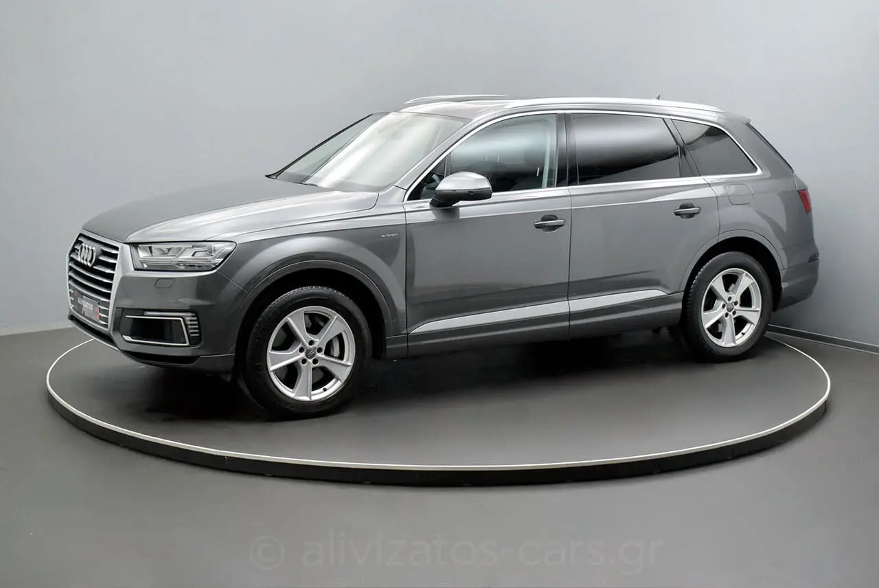 Audi Q7 - View 2