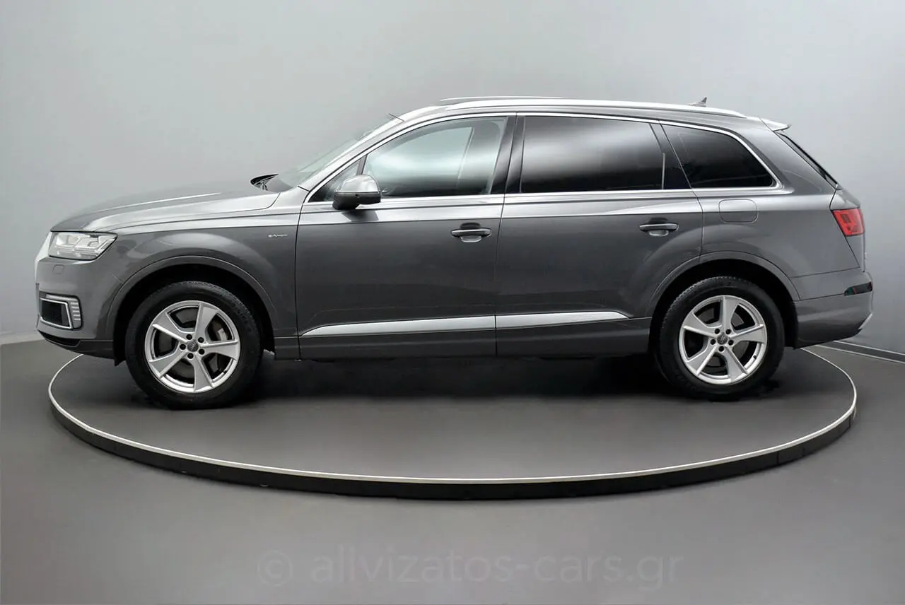 Audi Q7 - View 3