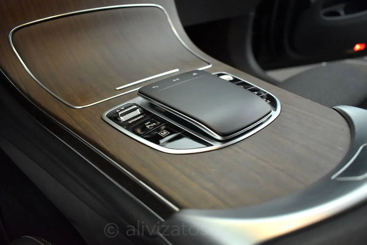 https://cdn.autoq.gr/websites/alivizatos-cars.gr/images/vehicles/8636/mercedes-benz-glc-300-4matic-9g-tronic-plug-in-diesel-facelift-8636-24.jpg