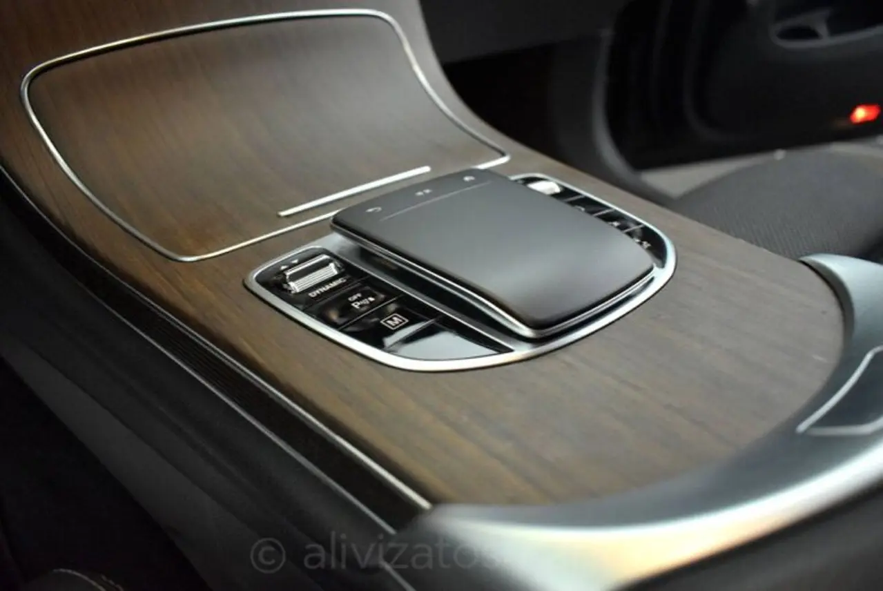 https://cdn.autoq.gr/websites/alivizatos-cars.gr/images/vehicles/8636/mercedes-benz-glc-300-4matic-9g-tronic-plug-in-diesel-facelift-8636-24-768x514.jpg