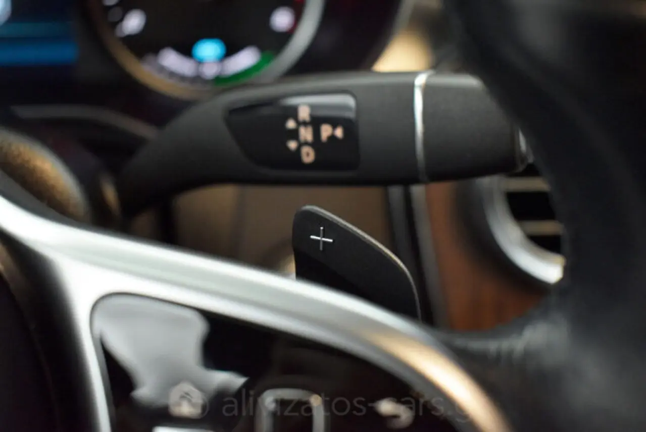 https://cdn.autoq.gr/websites/alivizatos-cars.gr/images/vehicles/8636/mercedes-benz-glc-300-4matic-9g-tronic-plug-in-diesel-facelift-8636-47-768x514.jpg
