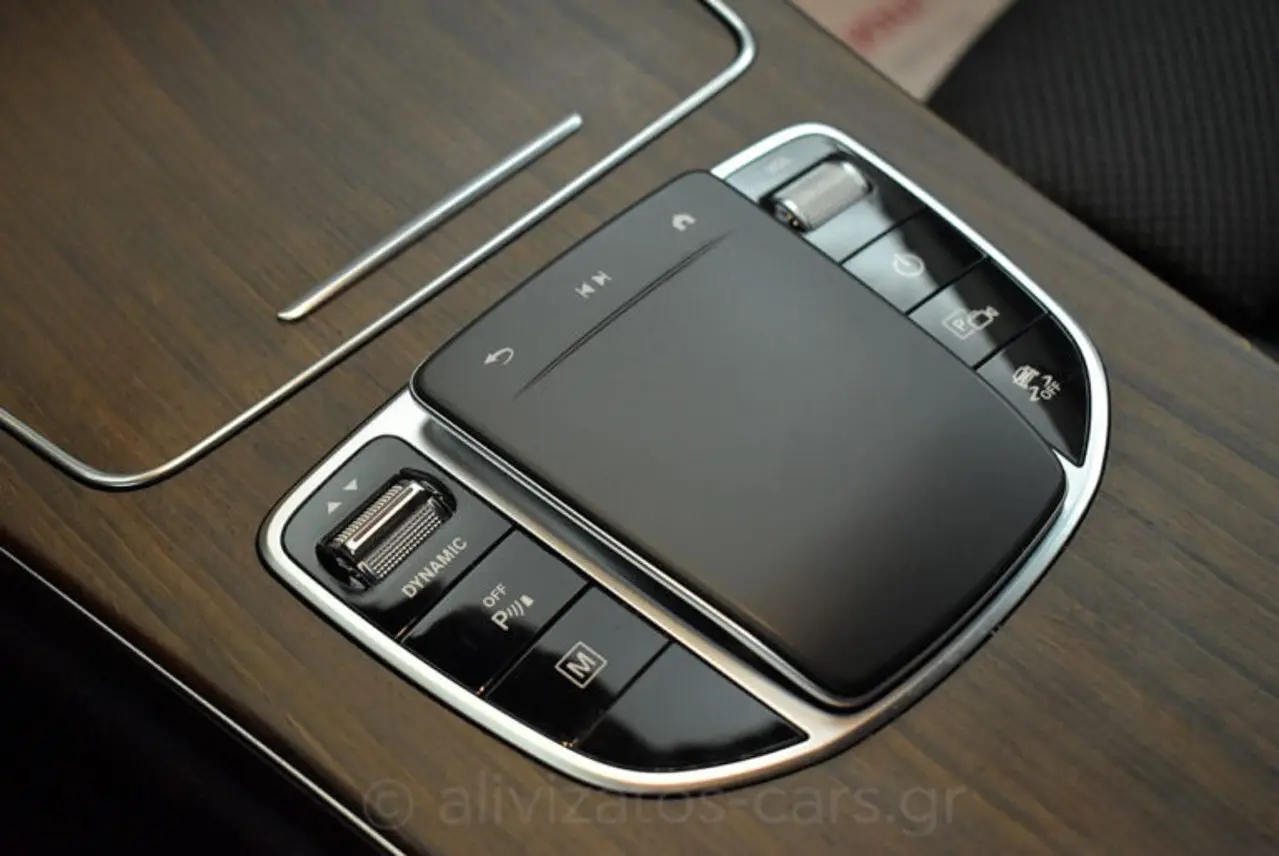 https://cdn.autoq.gr/websites/alivizatos-cars.gr/images/vehicles/8636/mercedes-benz-glc-300-4matic-9g-tronic-plug-in-diesel-facelift-8636-48-768x514.jpg