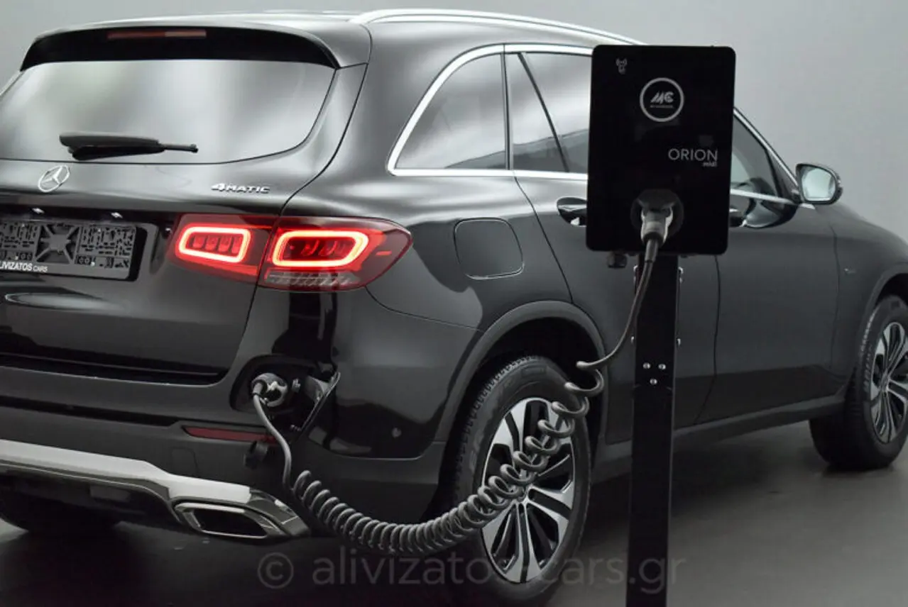 https://cdn.autoq.gr/websites/alivizatos-cars.gr/images/vehicles/8636/mercedes-benz-glc-300-4matic-9g-tronic-plug-in-diesel-facelift-8636-8-768x514.jpg