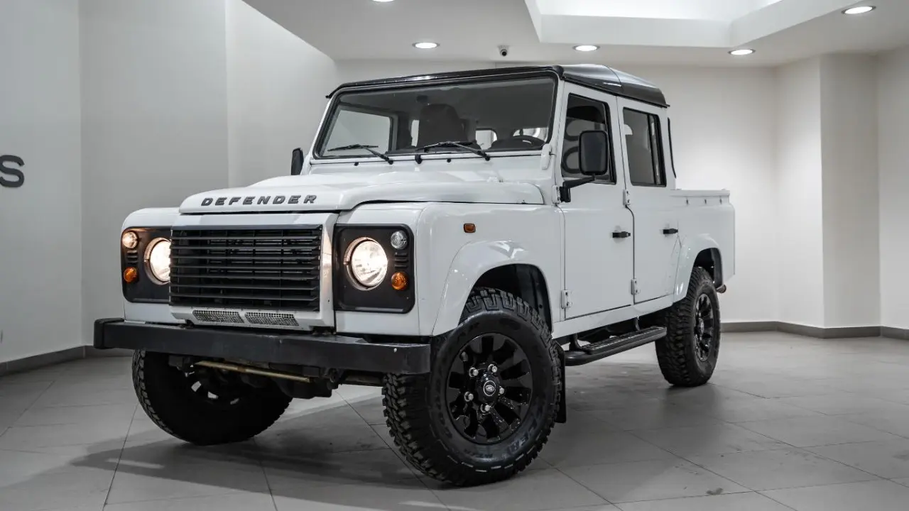 Land Rover Defender - View 2