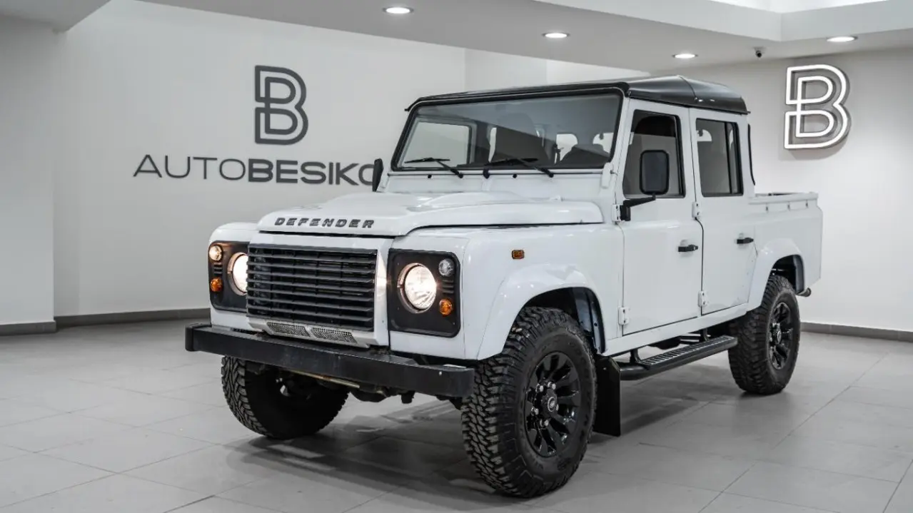 Land Rover Defender - View 3