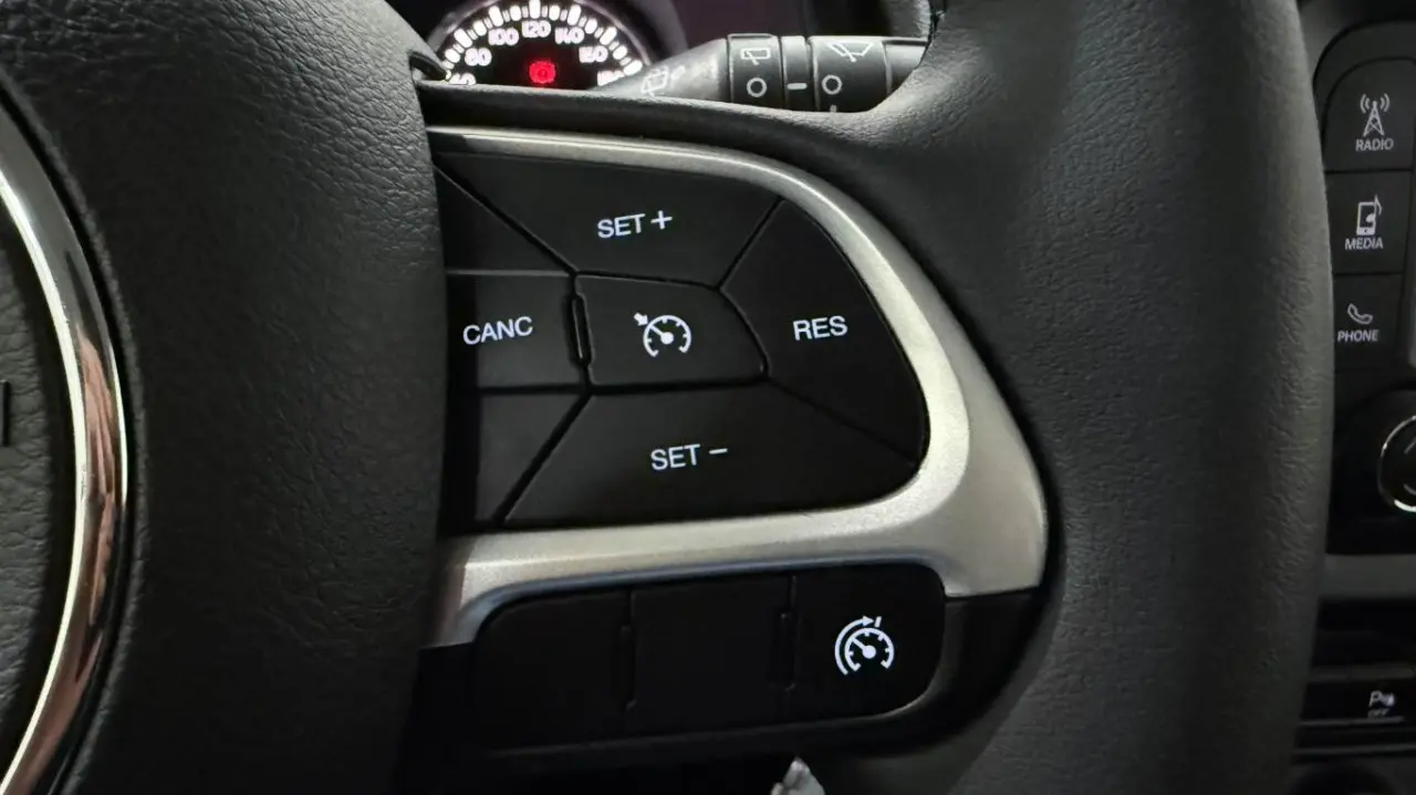 https://cdn.autoq.gr/websites/autobesikos.gr/images/vehicles/7413/68d49d8b-61b5-4681-85d7-d1e6832f96da.jpg
