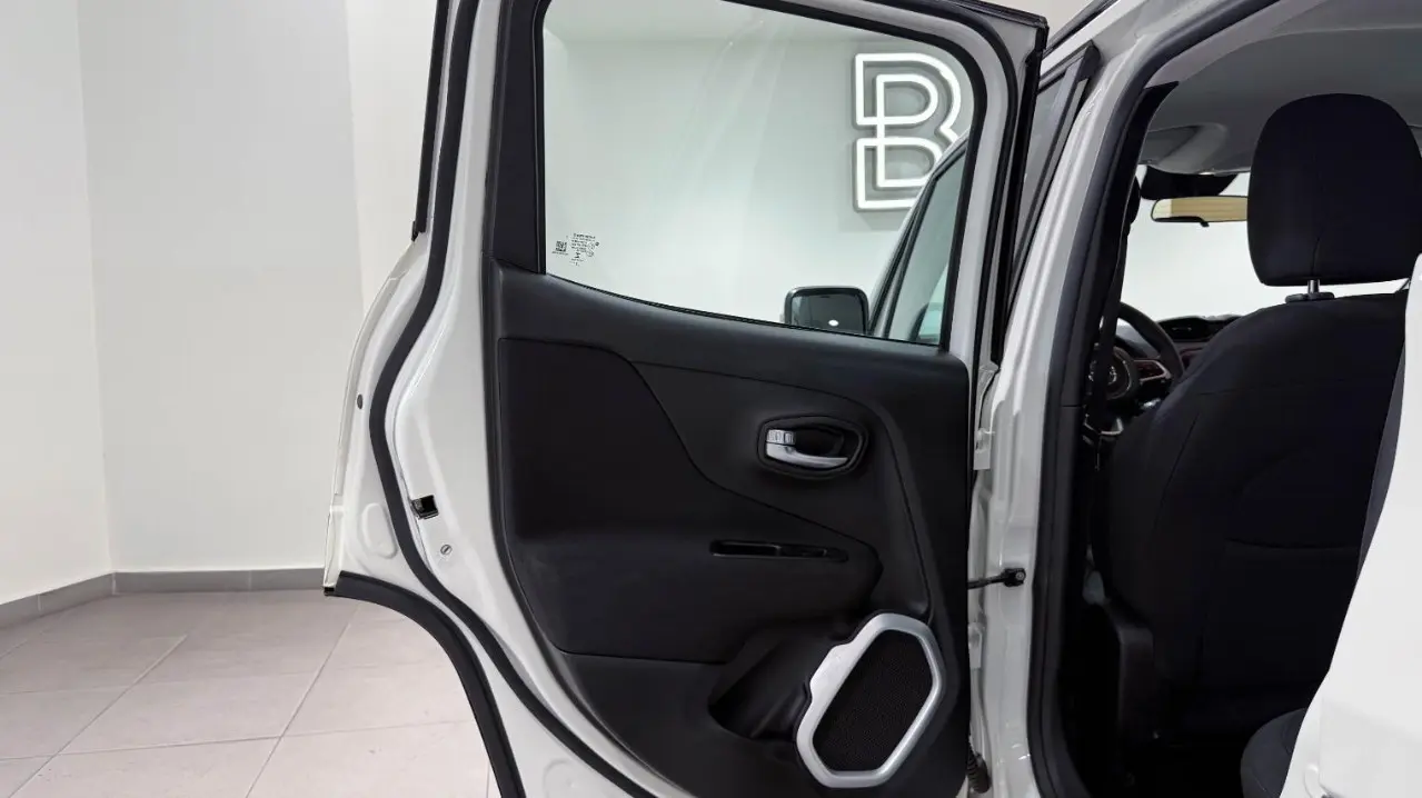 https://cdn.autoq.gr/websites/autobesikos.gr/images/vehicles/7413/c110f01b-19af-42be-bb87-2c55f5544590.jpg