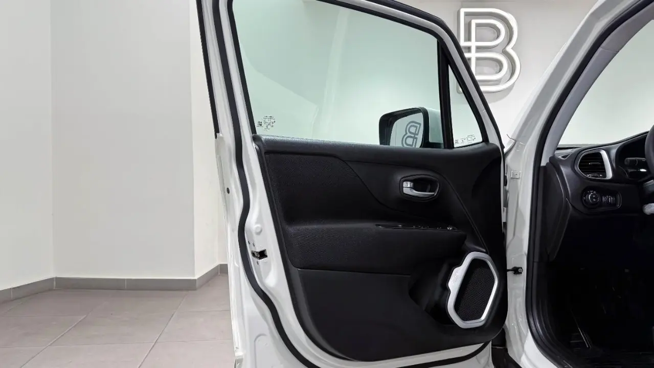 https://cdn.autoq.gr/websites/autobesikos.gr/images/vehicles/7413/c8d7967e-af0f-47f6-bcde-69818e7232d9.jpg