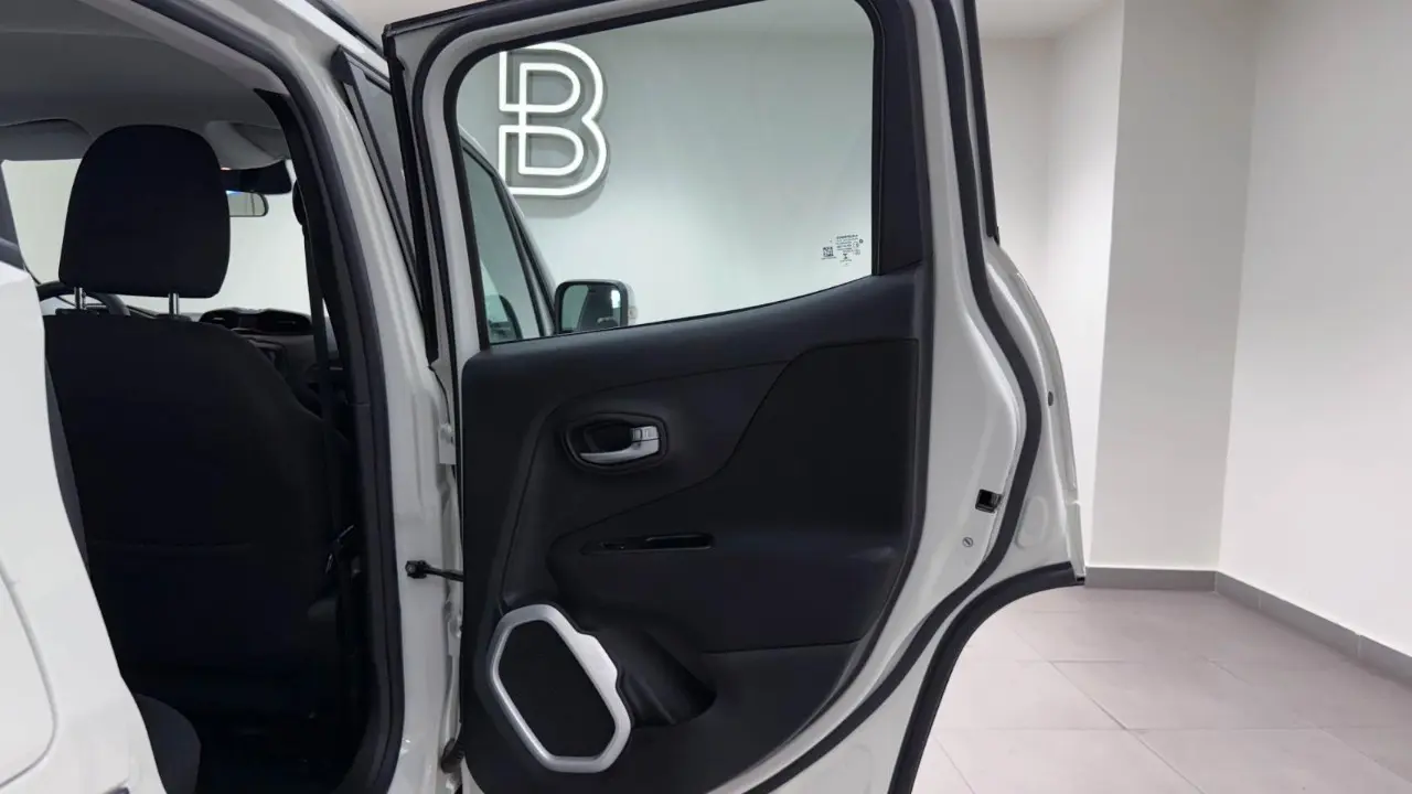 https://cdn.autoq.gr/websites/autobesikos.gr/images/vehicles/7413/f6ae230d-695a-4e00-8d0a-e3e1bd7dc209.jpg