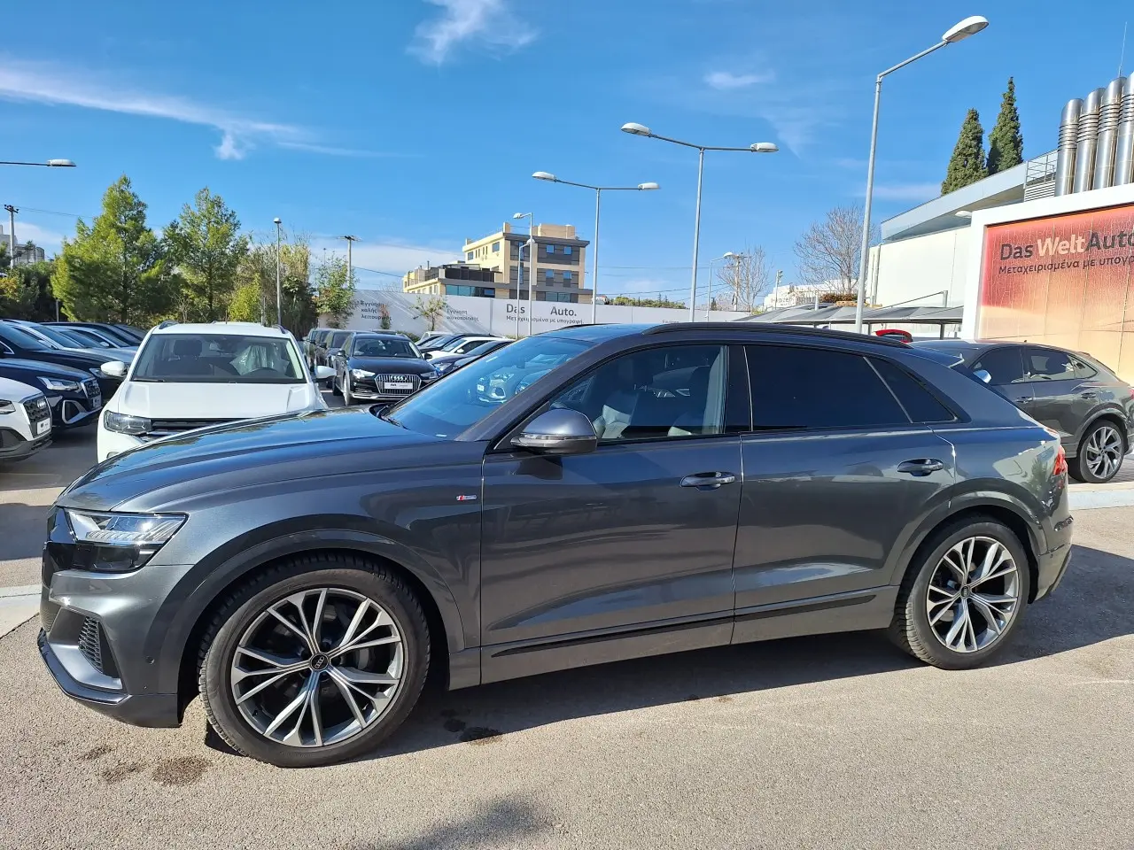 Audi Q8 - View 3