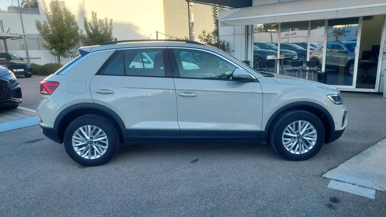 Volkswagen T-Roc - View 3