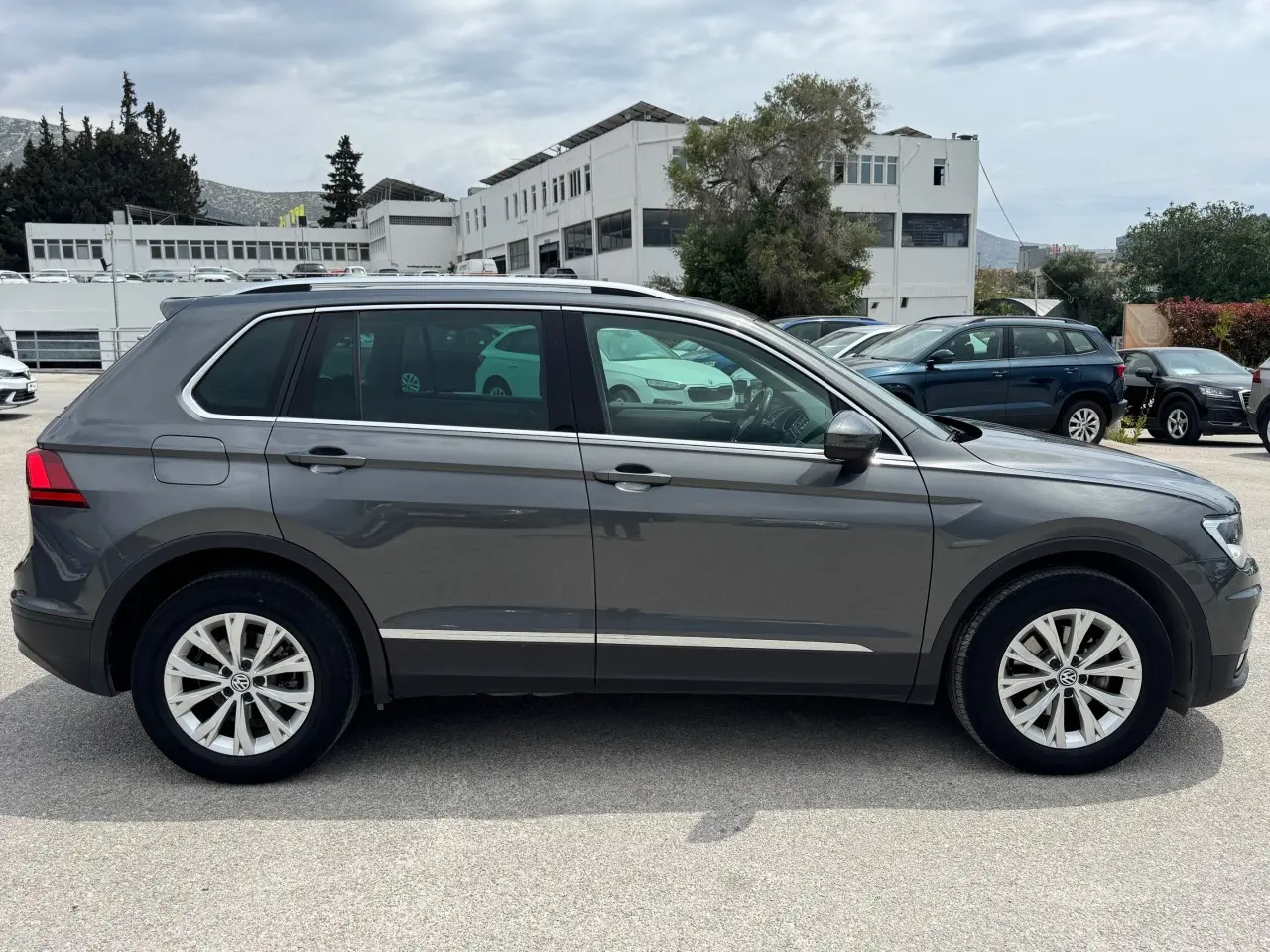 Volkswagen Tiguan - View 3