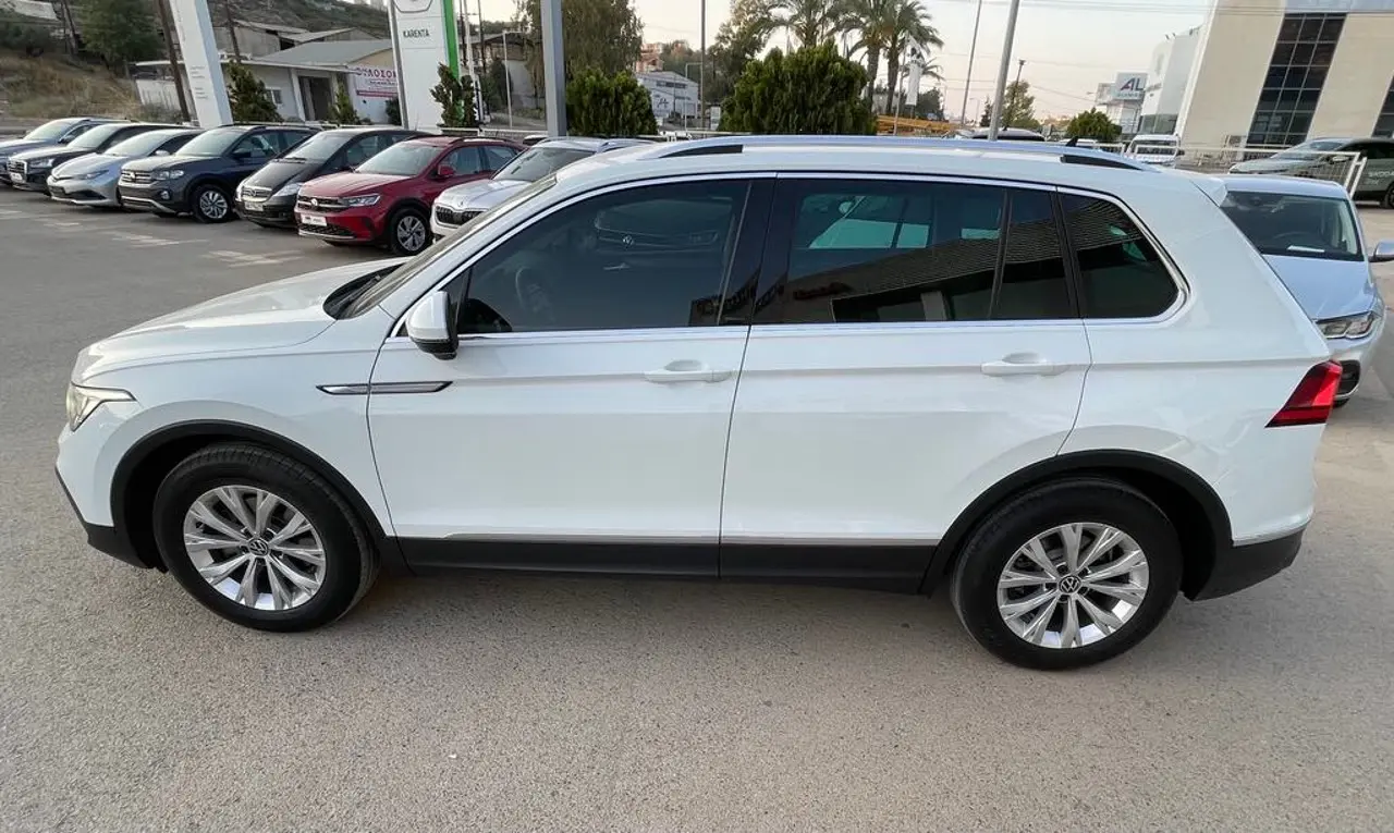Volkswagen Tiguan - View 3