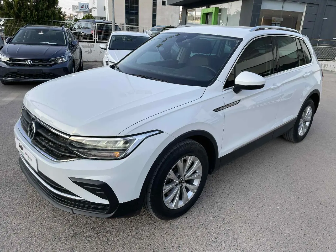 Volkswagen Tiguan - View 2