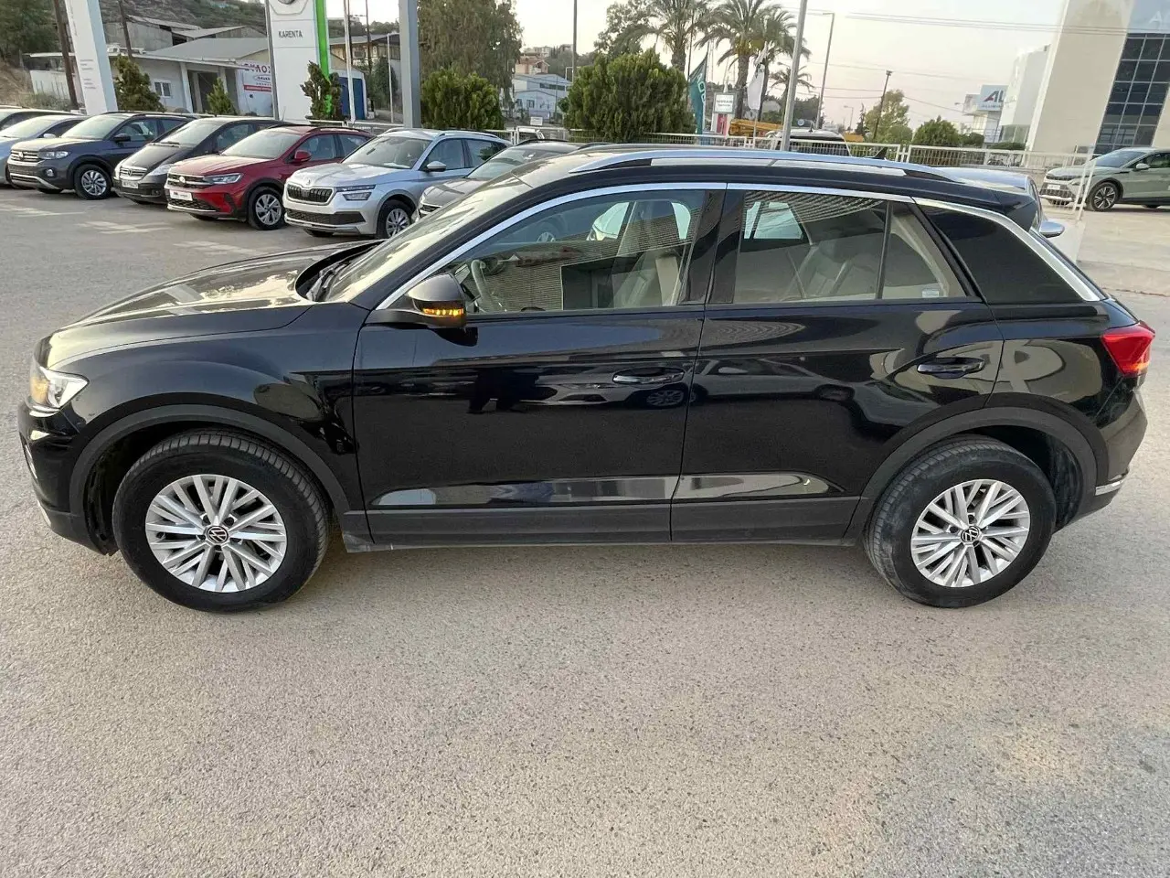Volkswagen T-Roc - View 3