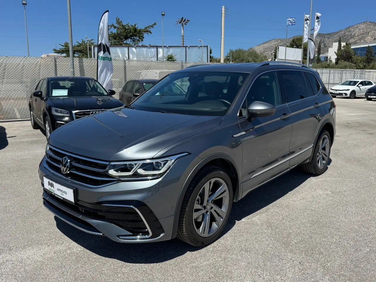 Volkswagen Tiguan - View 1