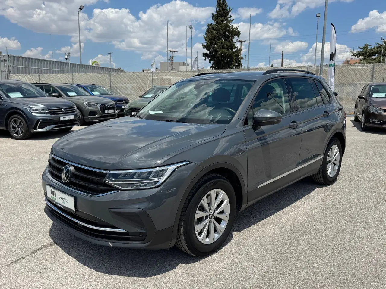 Volkswagen Tiguan - View 1