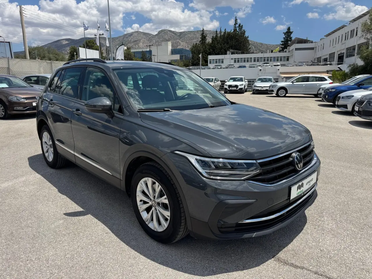 Volkswagen Tiguan - View 3