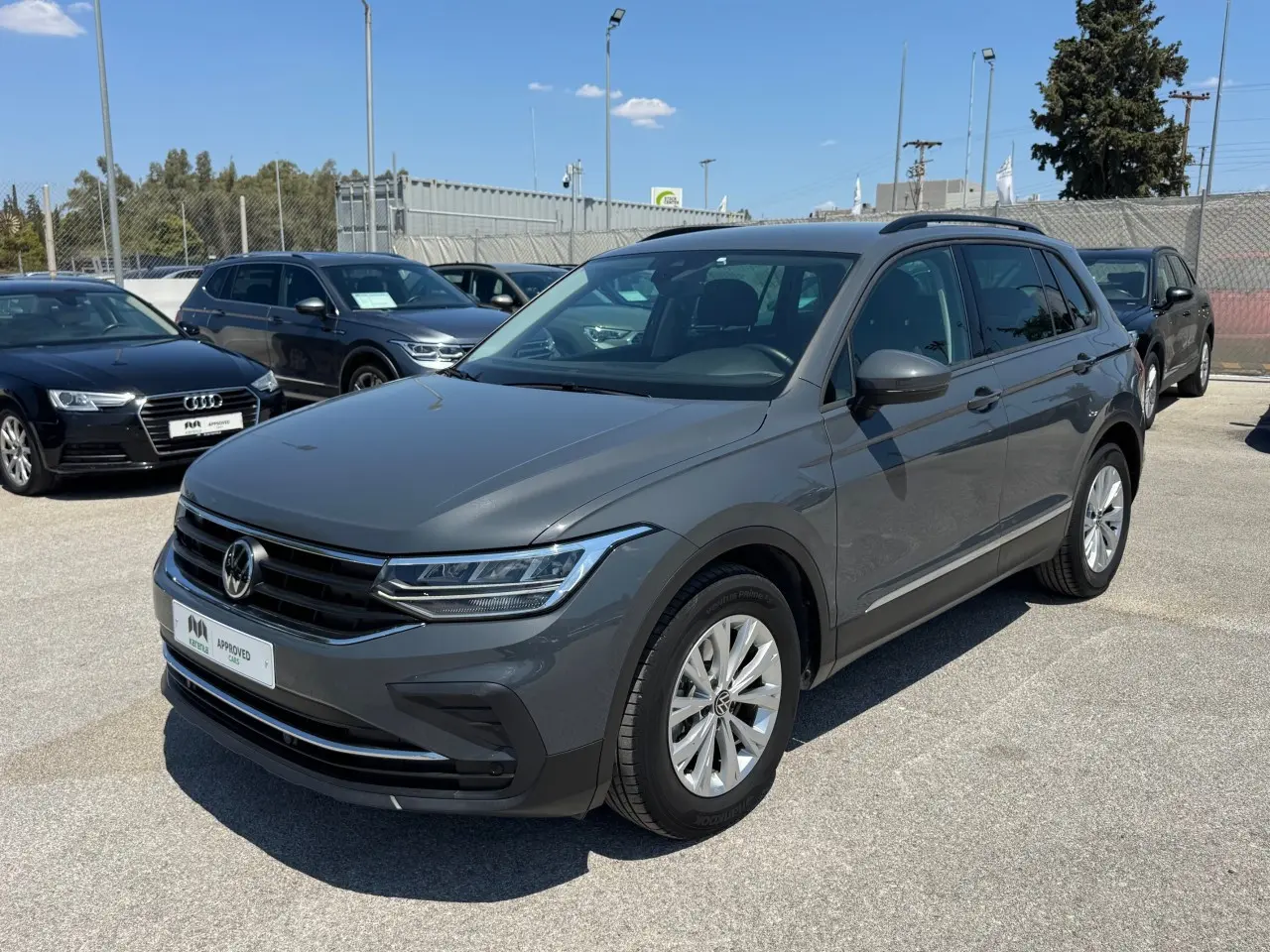 Volkswagen Tiguan - View 1