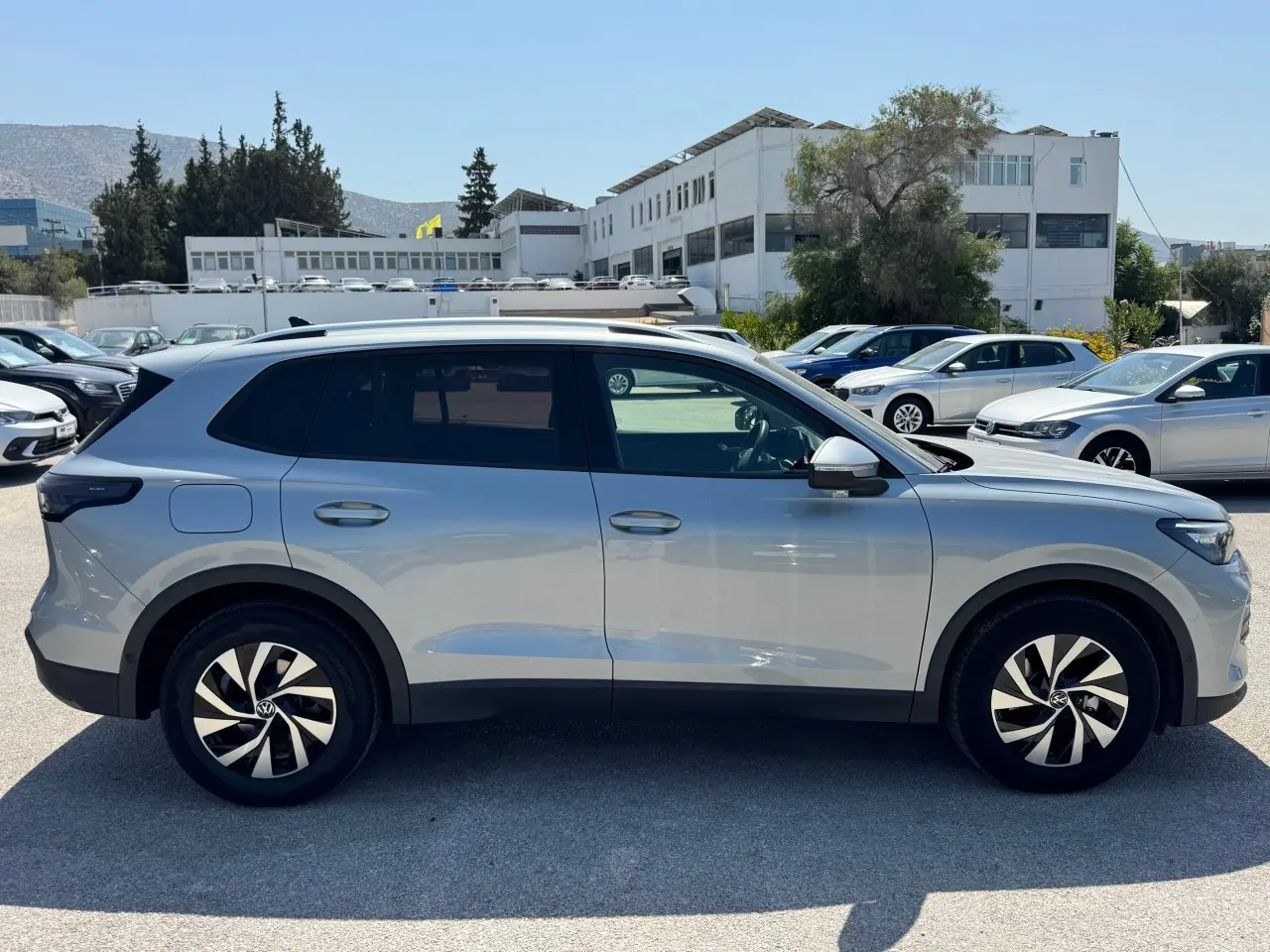 Volkswagen Tiguan - View 3