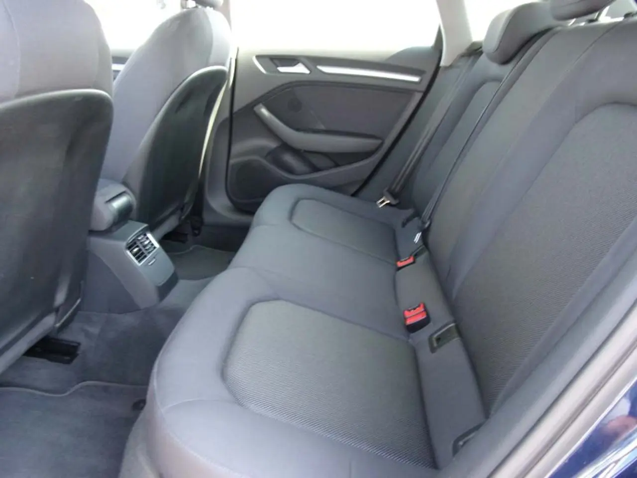https://cdn.autoq.gr/websites/stock-center.gr/images/vehicles/audi-a3-5-xronia-eggyisi-10tfsi-comfort-mple-2018/audi-a-3-13.jpg