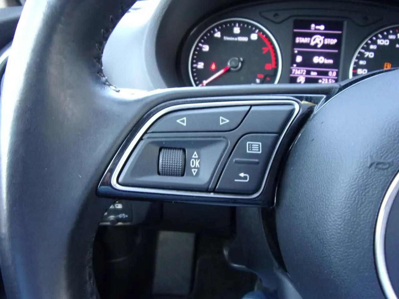 https://cdn.autoq.gr/websites/stock-center.gr/images/vehicles/audi-a3-5-xronia-eggyisi-10tfsi-comfort-mple-2018/audi-a-3-17.jpg