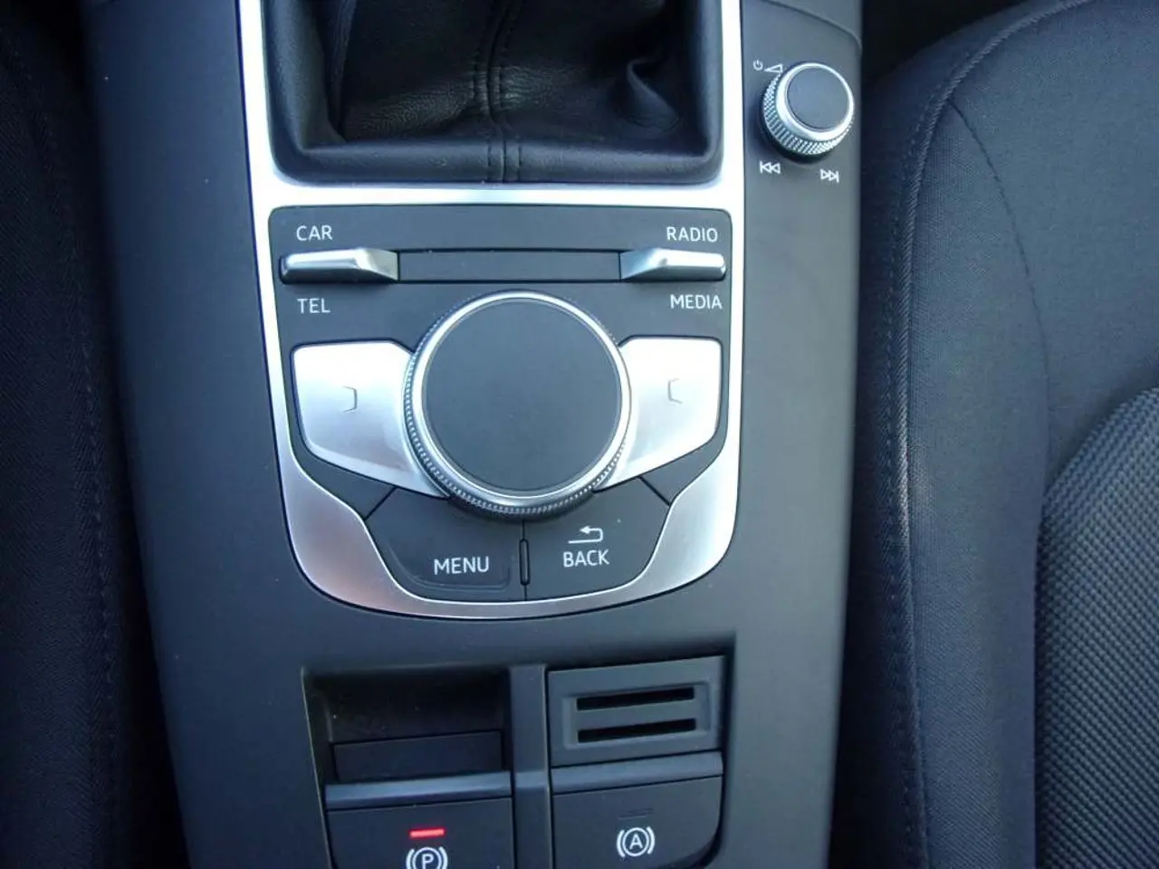 https://cdn.autoq.gr/websites/stock-center.gr/images/vehicles/audi-a3-5-xronia-eggyisi-10tfsi-comfort-mple-2018/audi-a-3-18.jpg