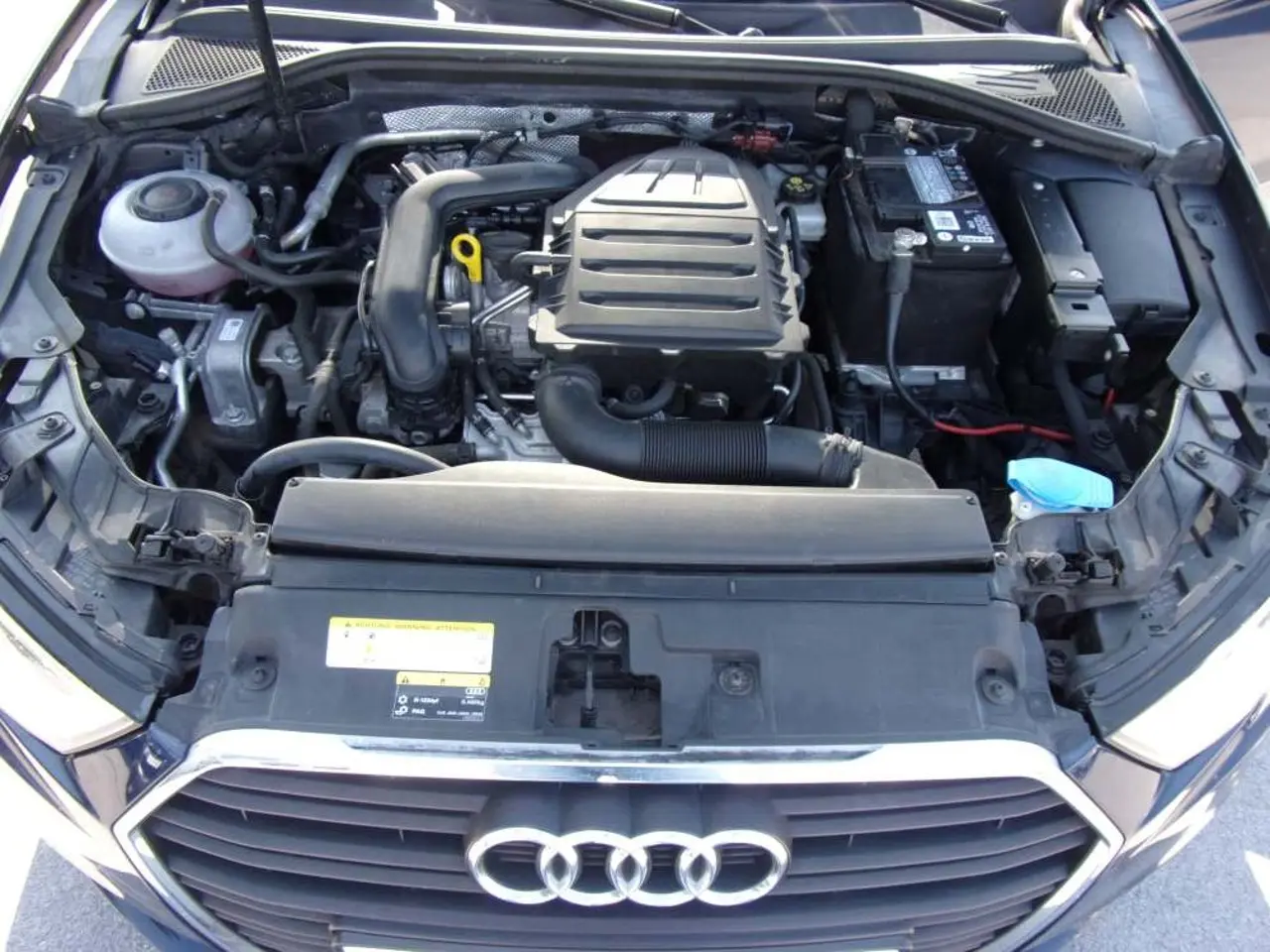 https://cdn.autoq.gr/websites/stock-center.gr/images/vehicles/audi-a3-5-xronia-eggyisi-10tfsi-comfort-mple-2018/audi-a-3-20.jpg