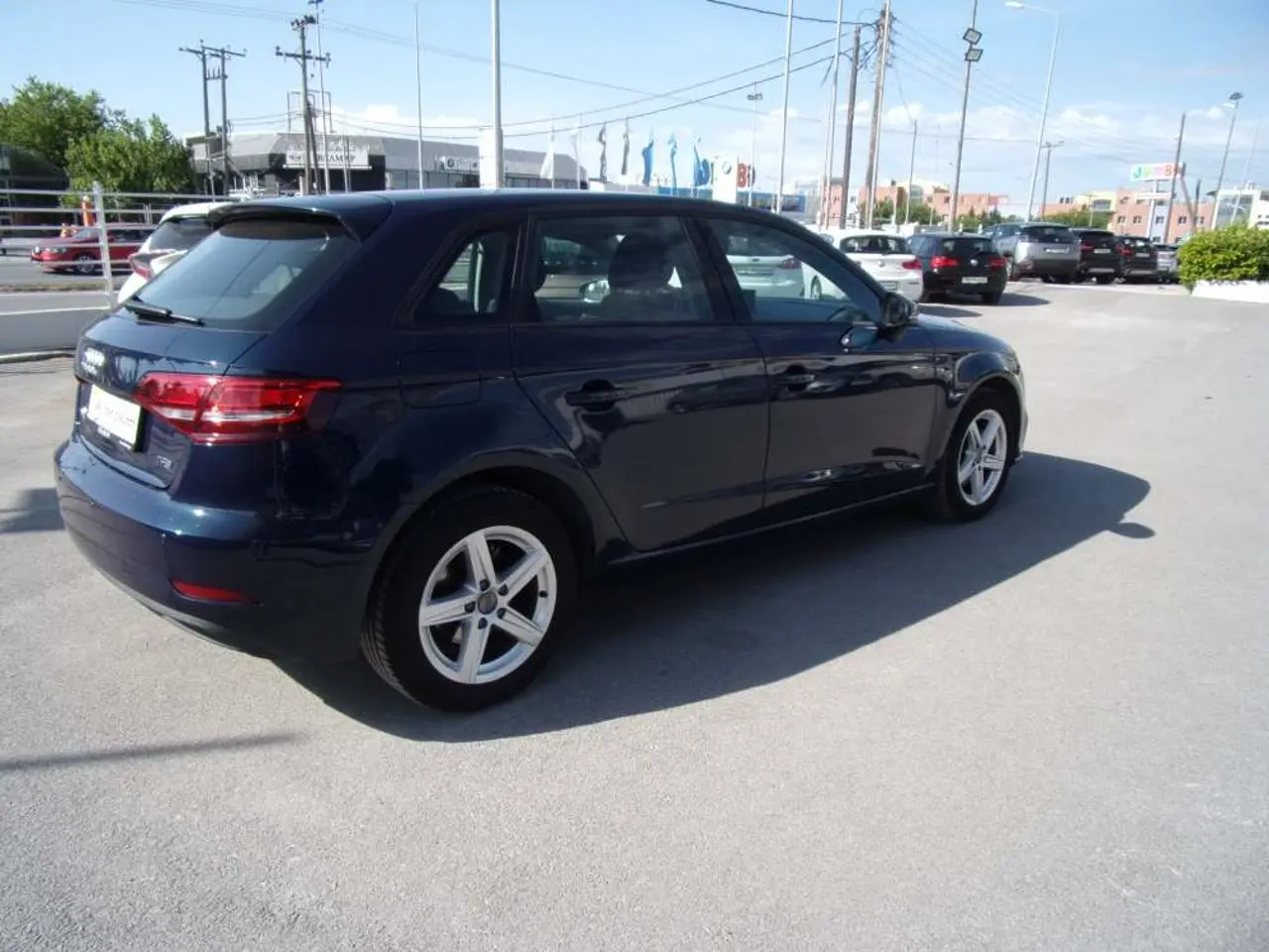 https://cdn.autoq.gr/websites/stock-center.gr/images/vehicles/audi-a3-5-xronia-eggyisi-10tfsi-comfort-mple-2018/audi-a-3-6.jpg