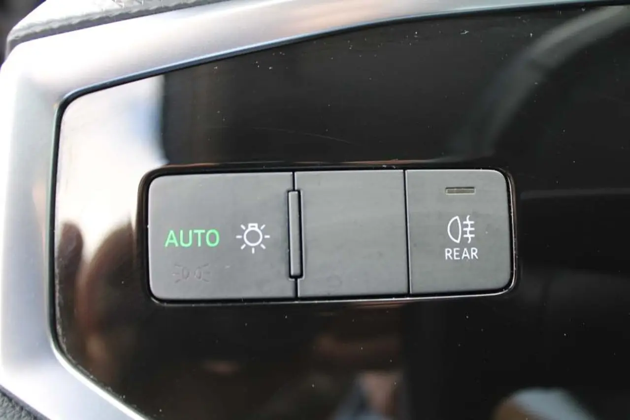 https://cdn.autoq.gr/websites/stock-center.gr/images/vehicles/audi-q3-5-hronia-eggyisi-35tdi-business-autox7-diesel-mple-2019/audi-q3-iyx-2083-28.jpg