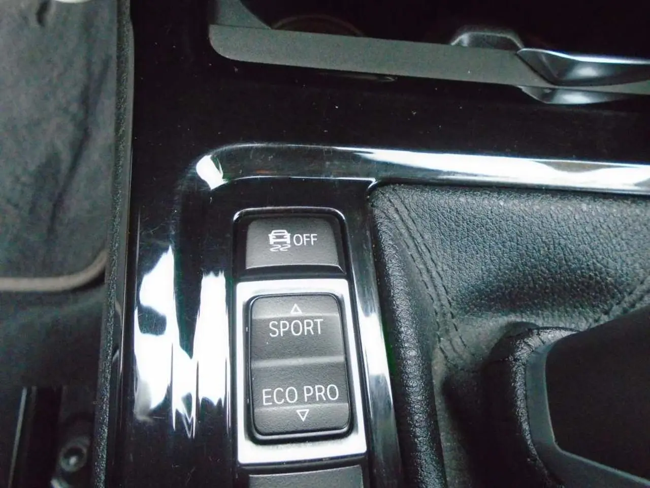 https://cdn.autoq.gr/websites/stock-center.gr/images/vehicles/bmw-x2-5-hronia-eggyisi-sdrive-18i-auto-hrysafi-2018/dsc09991.jpg