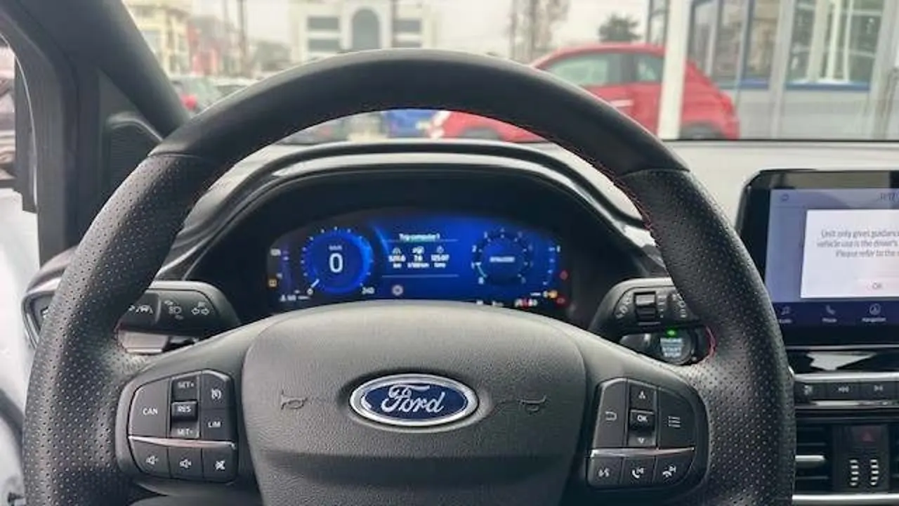 https://cdn.autoq.gr/websites/stock-center.gr/images/vehicles/ford-puma-5-hronia-eggyisi-puma-l-ecoboost-hybrid-125hp-st-10-hybrid-petrol-aspro/11_18.jpg