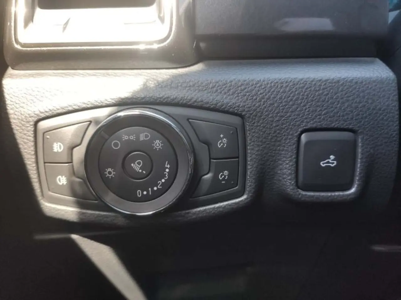 https://cdn.autoq.gr/websites/stock-center.gr/images/vehicles/ford-ranger-1-hrono-eggyisi-wild-track-mayro-2020/18_8.jpg