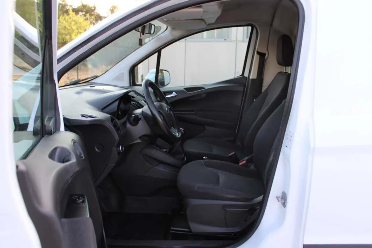 https://cdn.autoq.gr/websites/stock-center.gr/images/vehicles/ford-transit-courier-1-hrono-eggyisi-trend-diesel-ofelimo-477kg-mikto-1795kg-aspro/ford-courier-itx8967-5.jpg