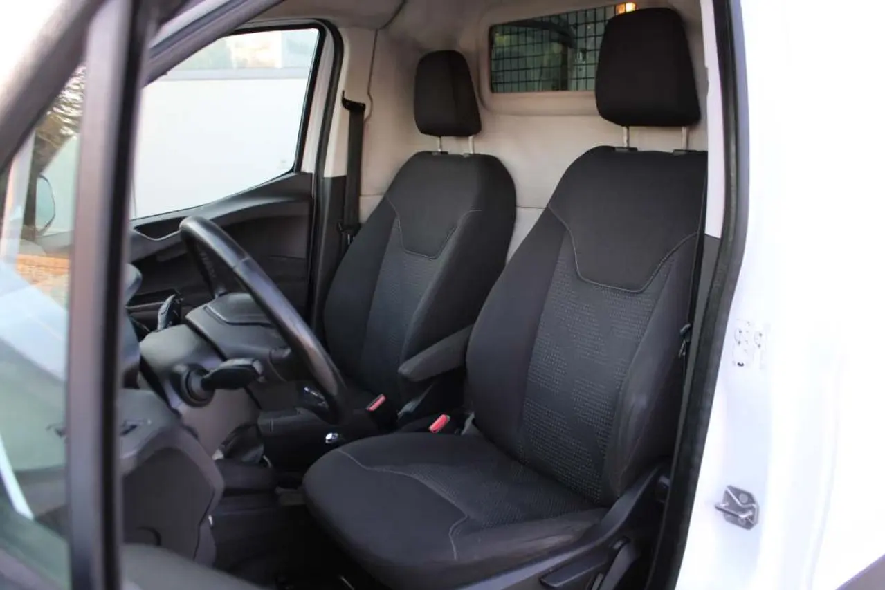 https://cdn.autoq.gr/websites/stock-center.gr/images/vehicles/ford-transit-courier-1-hrono-eggyisi-trend-diesel-ofelimo-477kg-mikto-1795kg-aspro/ford-courier-itx8967-6.jpg
