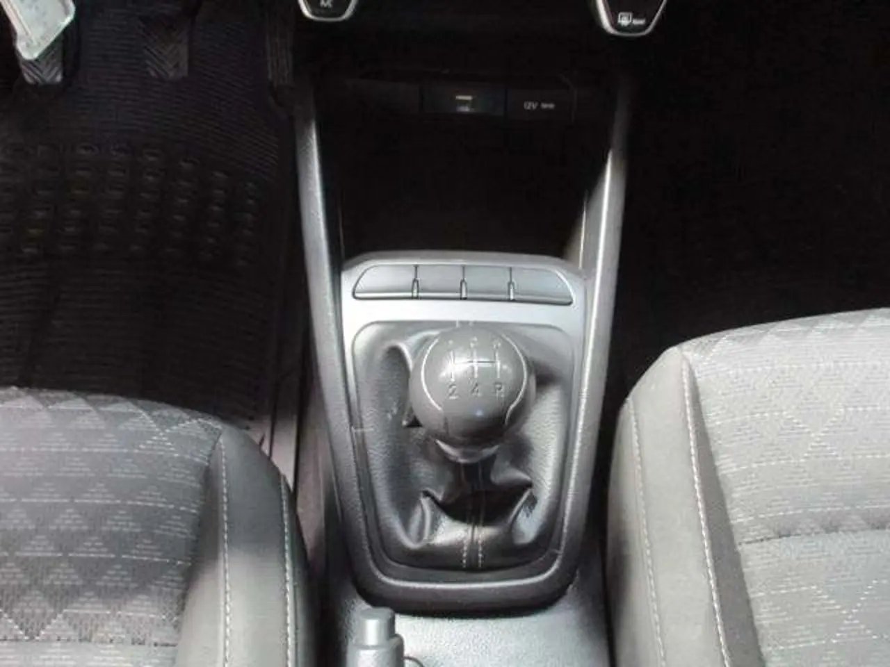 https://cdn.autoq.gr/websites/stock-center.gr/images/vehicles/kia-rio-5-hronia-eggyisi-instyle-gkri-2023/img_9090.jpg