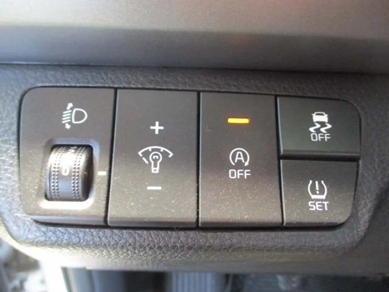 https://cdn.autoq.gr/websites/stock-center.gr/images/vehicles/kia-rio-5-hronia-eggyisi-instyle-gkri-2023/img_9092.jpg