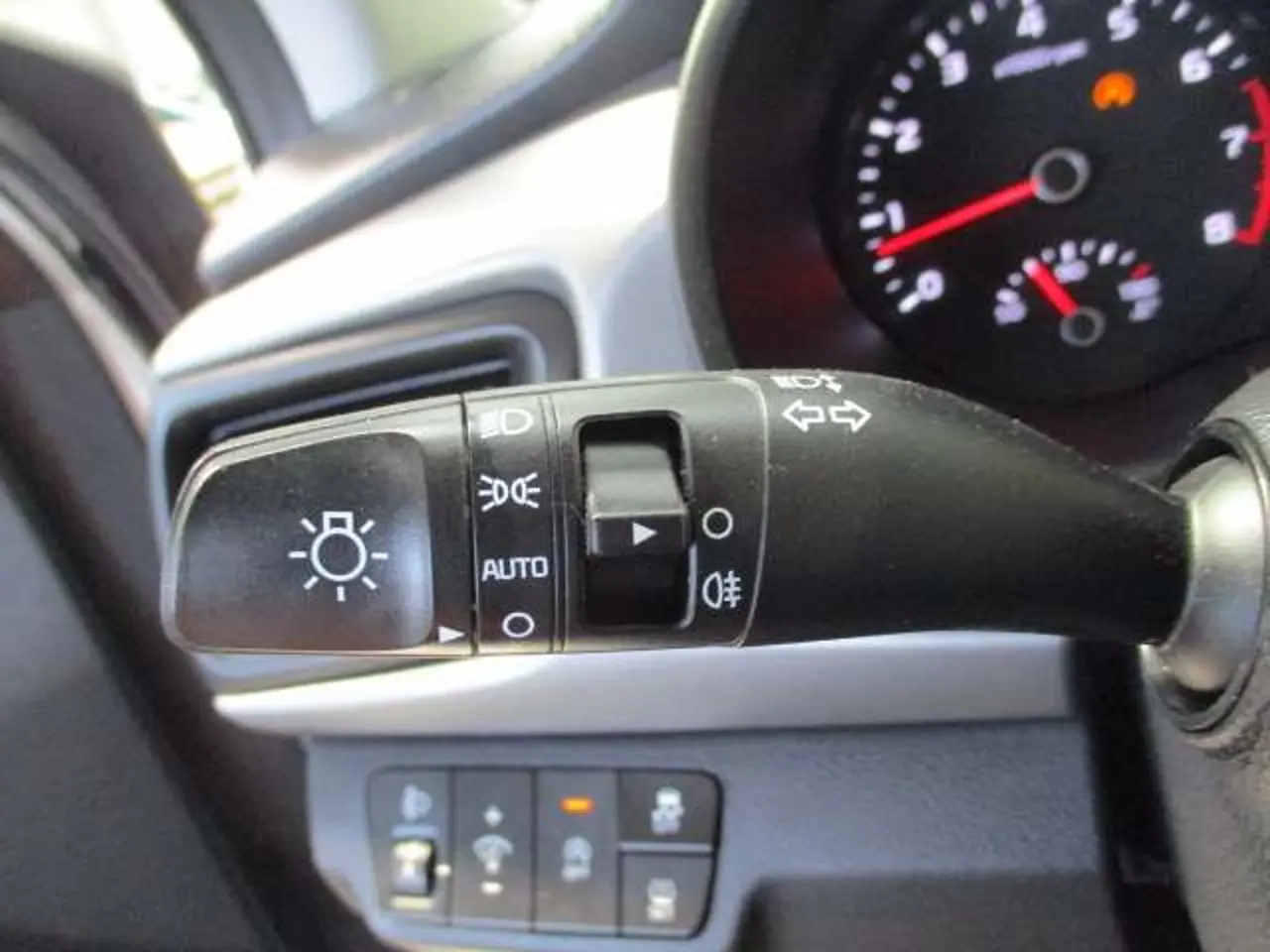 https://cdn.autoq.gr/websites/stock-center.gr/images/vehicles/kia-rio-5-hronia-eggyisi-instyle-gkri-2023/img_9093.jpg