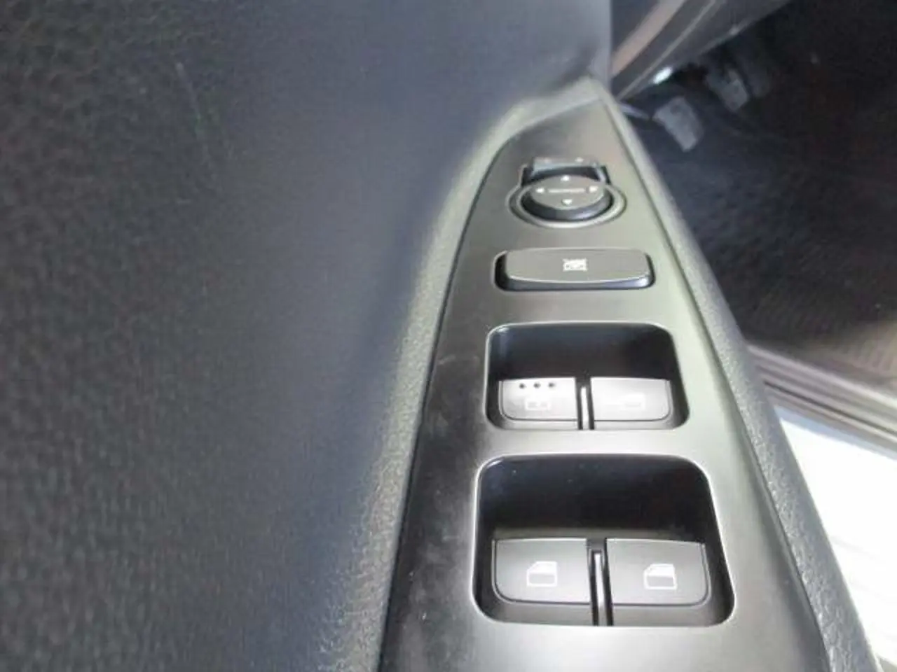 https://cdn.autoq.gr/websites/stock-center.gr/images/vehicles/kia-rio-5-hronia-eggyisi-instyle-gkri-2023/img_9096.jpg