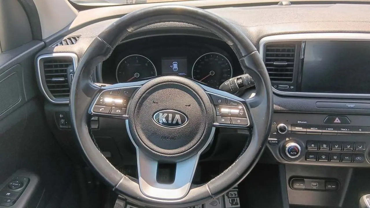 https://cdn.autoq.gr/websites/stock-center.gr/images/vehicles/kia-sportage-5-hronia-eggyisi-upgrade-aspro-2021/20250704_144323.jpg