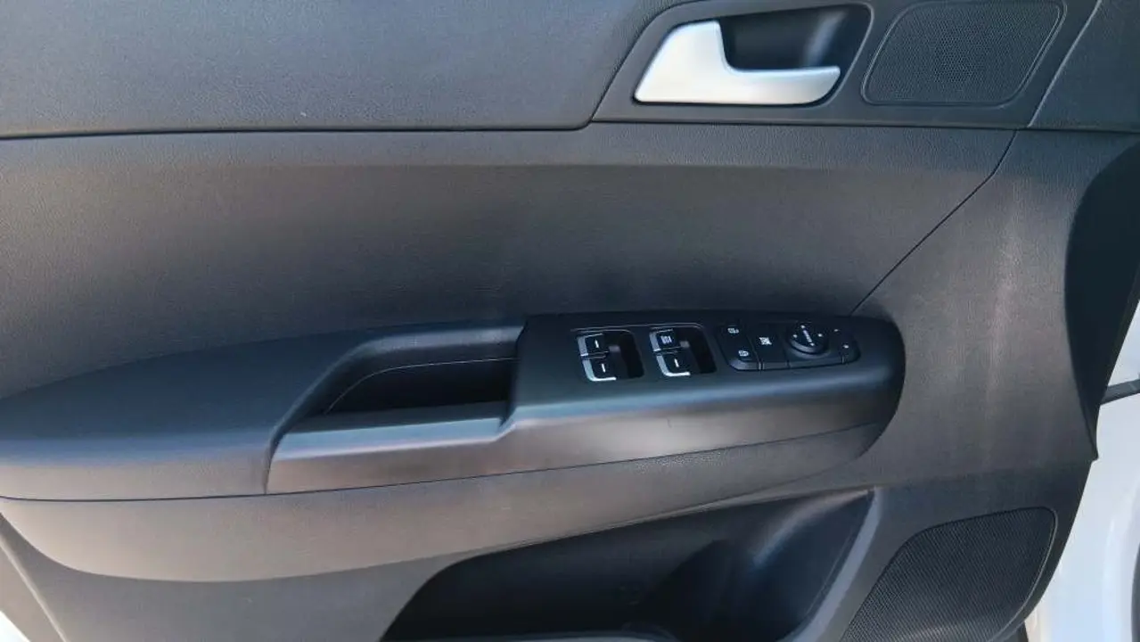 https://cdn.autoq.gr/websites/stock-center.gr/images/vehicles/kia-sportage-5-hronia-eggyisi-upgrade-aspro-2021/20250704_144415.jpg