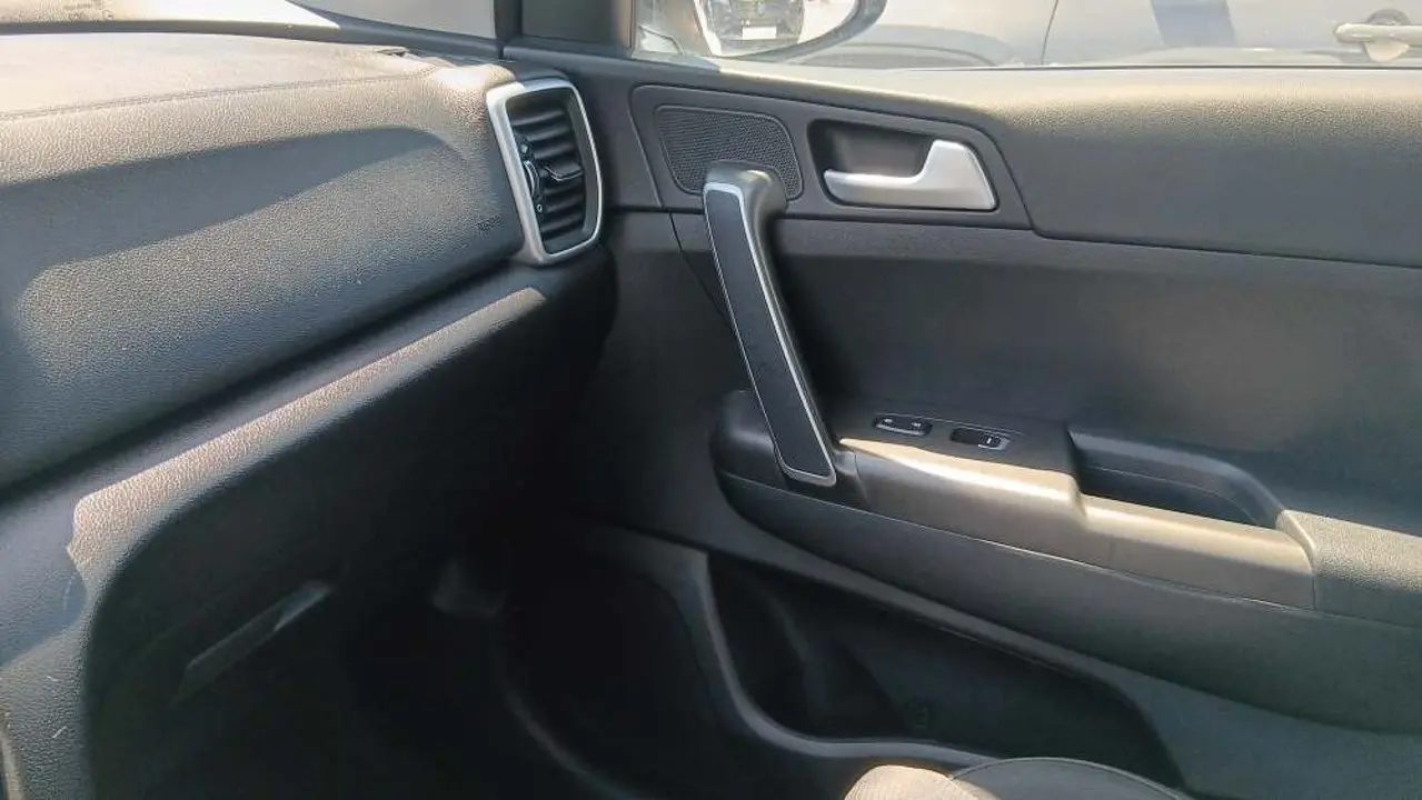 https://cdn.autoq.gr/websites/stock-center.gr/images/vehicles/kia-sportage-5-hronia-eggyisi-upgrade-aspro-2021/20250704_144823.jpg