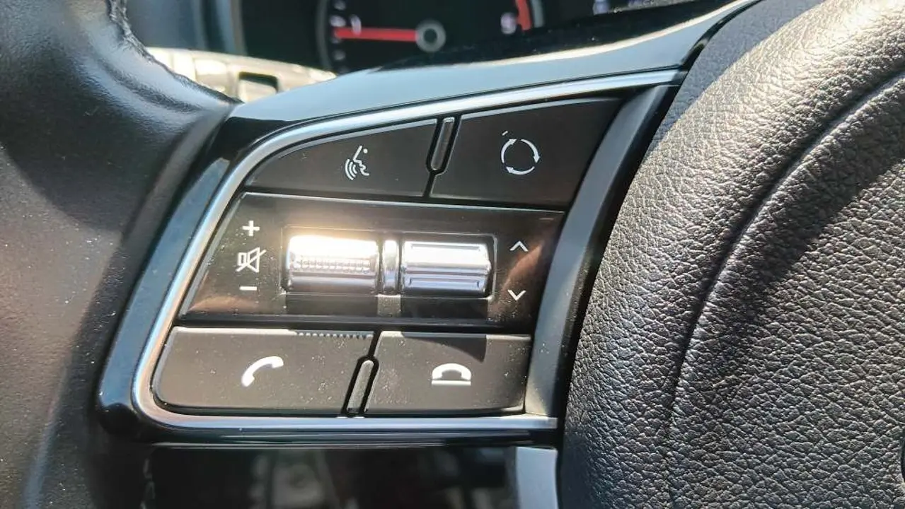 https://cdn.autoq.gr/websites/stock-center.gr/images/vehicles/kia-sportage-5-hronia-eggyisi-upgrade-aspro-2021/20250704_144902.jpg