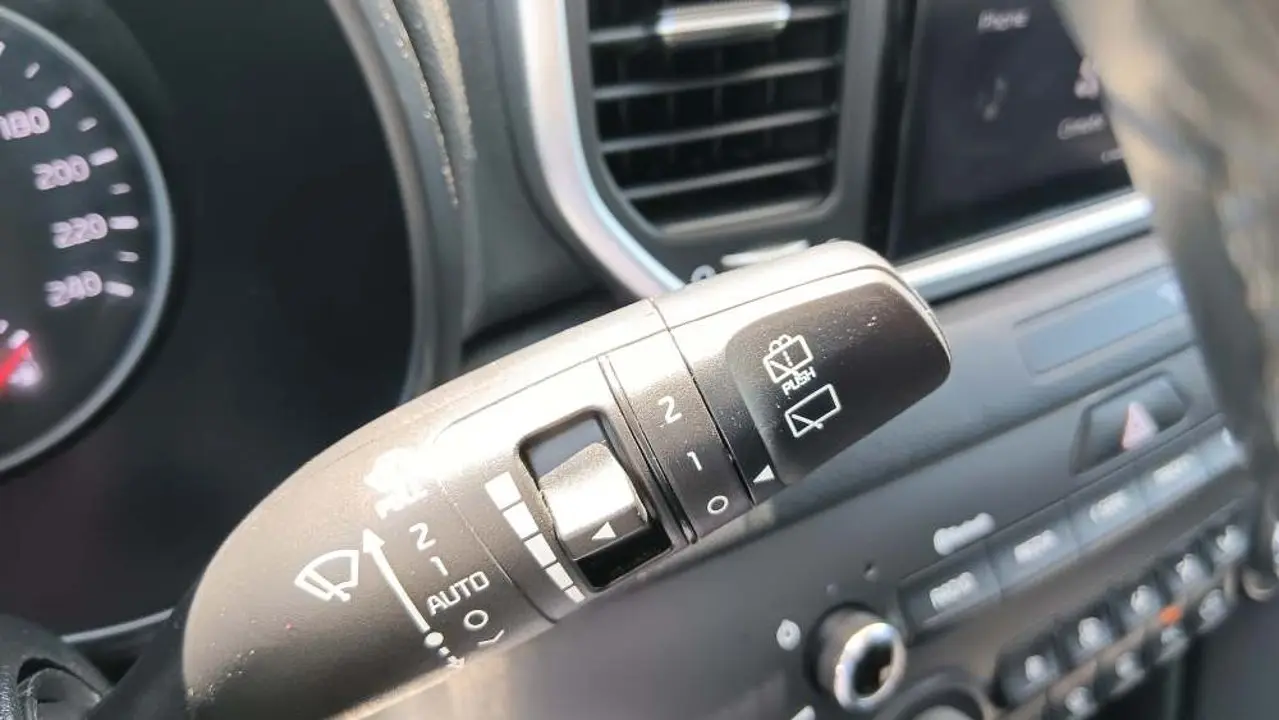 https://cdn.autoq.gr/websites/stock-center.gr/images/vehicles/kia-sportage-5-hronia-eggyisi-upgrade-aspro-2021/20250704_144913.jpg
