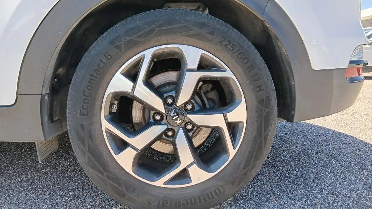 https://cdn.autoq.gr/websites/stock-center.gr/images/vehicles/kia-sportage-5-hronia-eggyisi-upgrade-aspro-2021/20250704_145020.jpg