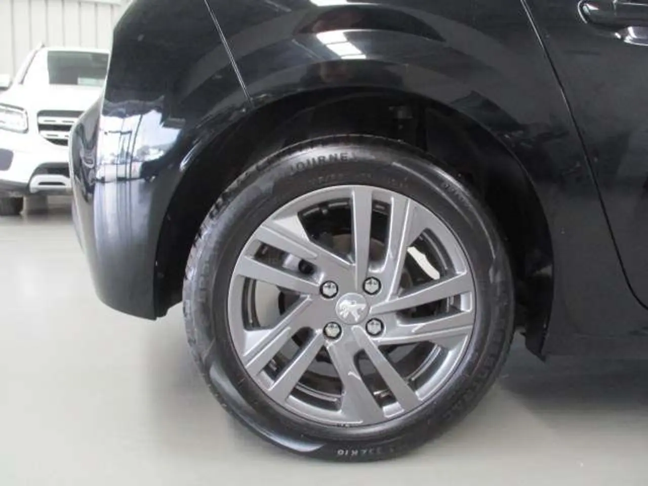https://cdn.autoq.gr/websites/stock-center.gr/images/vehicles/peugeot-208-5-hronia-eggyisi-active-mayro-2021/img_7948.jpg