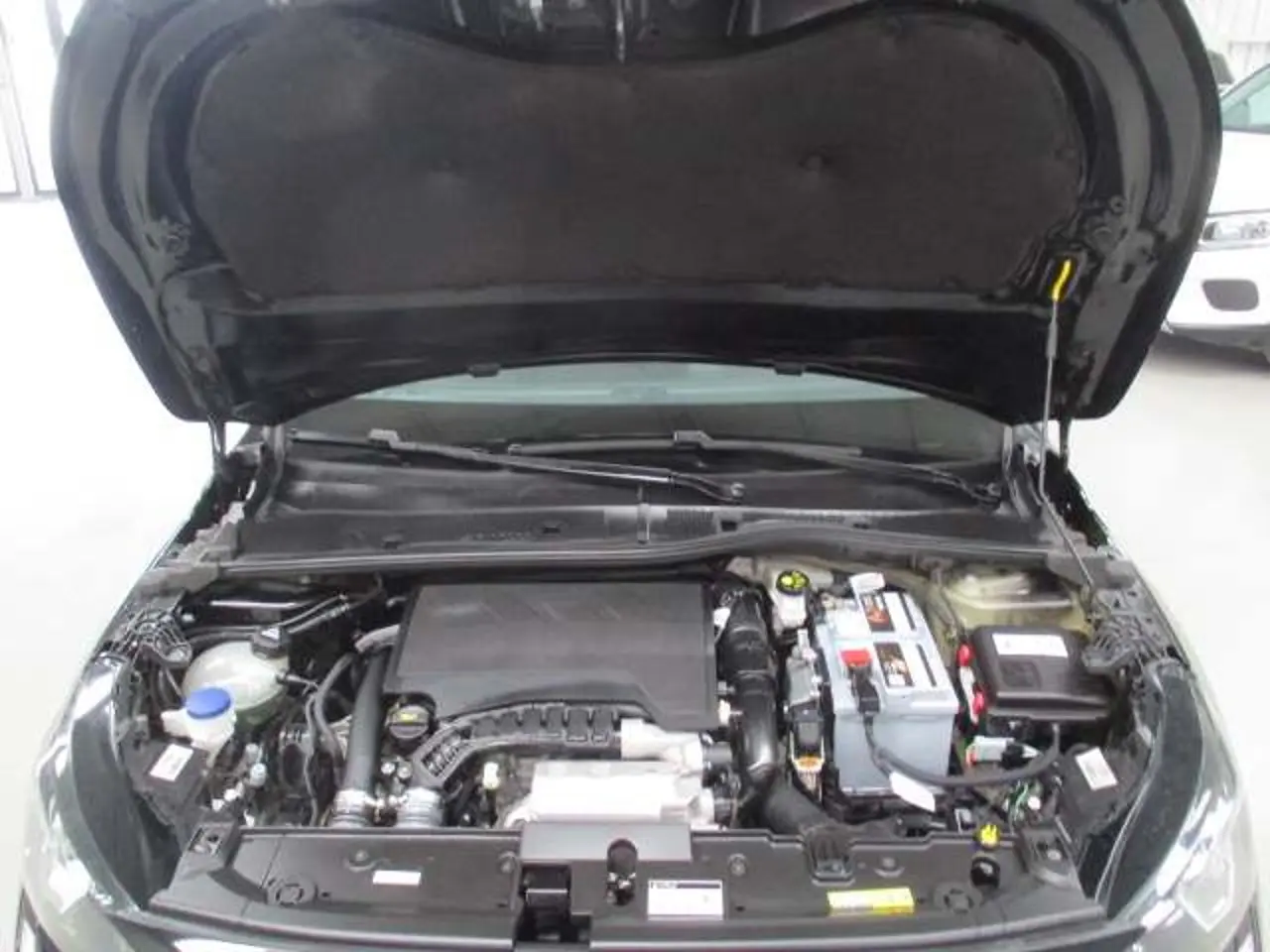 https://cdn.autoq.gr/websites/stock-center.gr/images/vehicles/peugeot-208-5-hronia-eggyisi-active-mayro-2021/img_7961.jpg