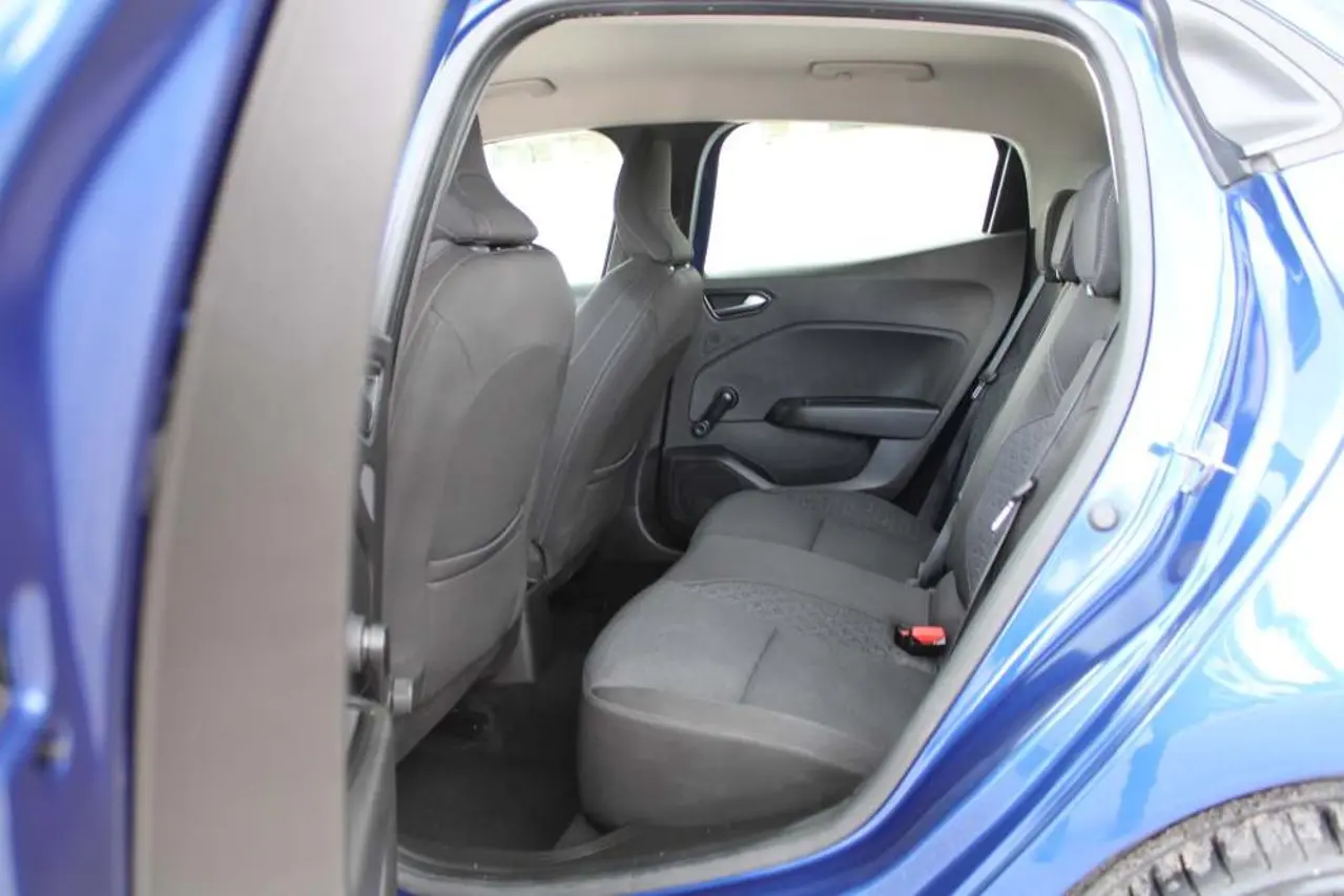 https://cdn.autoq.gr/websites/stock-center.gr/images/vehicles/renault-clio-5-hronia-eggyisi-expression-diesel-mple-2019/renault-clio-xee5475-12.jpg