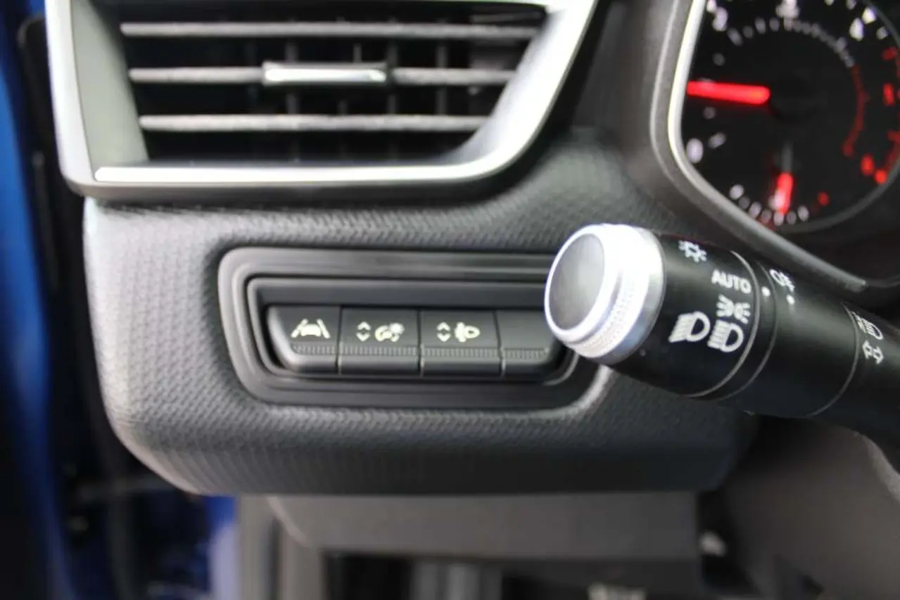 https://cdn.autoq.gr/websites/stock-center.gr/images/vehicles/renault-clio-5-hronia-eggyisi-expression-diesel-mple-2019/renault-clio-xee5475-23.jpg